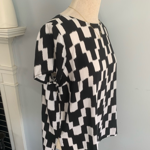 black & white graphic top split back vent by Old Navy chevron zig zag ikat style - Picture 6 of 16